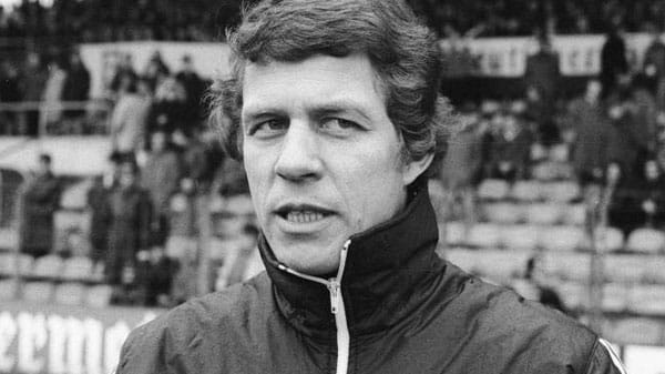 Auch der große Otto Rehhagel ist kräftig abgestürzt. Mit Arminia Bielefeld stand der spätere "Rehakles" in der Winterpause der Saison 1978/79 auf Rang zehn. In der Rückrunde gelangen aber nur noch drei Siege, darunter ein 4:0 gegen Bayern, und das Team stieg als Drittletzter ab.