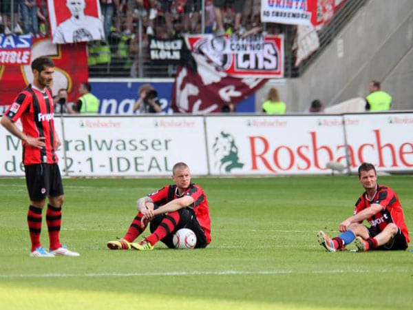 Jetzt hat es Eintracht Frankfurt erwischt: Das Team lieferte in der Rückrunde eine katastrophale Leistung ab: Mit einem Sieg aus 17 Spielen, acht Punkten und einem Torverhältnis von 7:28 rauschte die SGE ungebremst in die 2. Bundesliga.