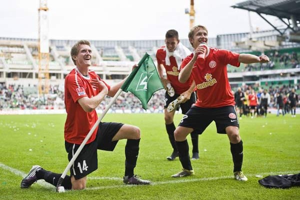 They love you – yeah, yeah, yeah! Die Mainzer Boygroup um André Schürrle (li.), Adam Szalai (Mi.) und Lewis Holtby verzückte die 05-Fans mit ihrer Leichtigkeit und Dynamik. Ihre Wege trennen sich zur neuen Saison: Schürrle geht nach Leverkusen, Holtby zurück nach Schalke – einzig Szalai bleibt Mainzer. They love you – yeah, yeah, yeah! Die Mainzer Boygroup um André Schürrle (li.), Adam Szalai (Mi.) und Lewis Holtby verzückte die 05-Fans mit ihrer Leichtigkeit und Dynamik. Ihre Wege trennen sich zur neuen Saison: Schürrle geht nach Leverkusen, Holtby zurück nach Schalke – einzig Szalai bleibt Mainzer.