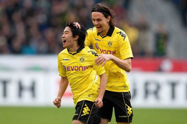 Verwundert rieb sich die Konkurrenz die Augen: Shinji, wer? Dortmunds Kagawa kam aus der zweiten japanischen Liga zum BVB und spielte in der Hinrunde den gegnerischen Abwehrreihen Knoten in die Beine. Kosten des Transfers: 350.000 Euro Ausbildungsentschädigung. Verwundert rieb sich die Konkurrenz die Augen: Shinji, wer? Dortmunds Kagawa kam aus der zweiten japanischen Liga zum BVB und spielte in der Hinrunde den gegnerischen Abwehrreihen Knoten in die Beine. Kosten des Transfers: 350.000 Euro Ausbildungsentschädigung.