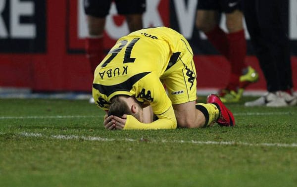 Das Spiel gewann Dortmund trotzdem. Doch der Spott der Kollegen war Kuba sicher."Ich hatte mir auf dem Platz vorgenommen, nicht zu lachen. Aber dann habe ich Piszczek gesehen und konnte nicht mehr", lachte Abwehrmann Neven Subotic. Das Spiel gewann Dortmund trotzdem. Doch der Spott der Kollegen war Kuba sicher."Ich hatte mir auf dem Platz vorgenommen, nicht zu lachen. Aber dann habe ich Piszczek gesehen und konnte nicht mehr", lachte Abwehrmann Neven Subotic.