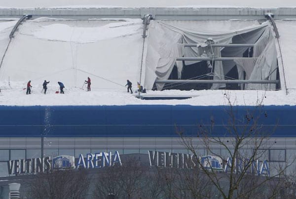 Im Winter ging es rund in Gelsenkirchen: Nicht nur, dass die Fußball-Republik sich köstlich über den „Schalker Dachschaden“ amüsierte, dann flaggte auch noch ein schlitzohriger Dacharbeiter eine Fahne des Erzrivalen Borussia Dortmund auf der Veltins Arena. Im Winter ging es rund in Gelsenkirchen: Nicht nur, dass die Fußball-Republik sich köstlich über den „Schalker Dachschaden“ amüsierte, dann flaggte auch noch ein schlitzohriger Dacharbeiter eine Fahne des Erzrivalen Borussia Dortmund auf der Veltins Arena.