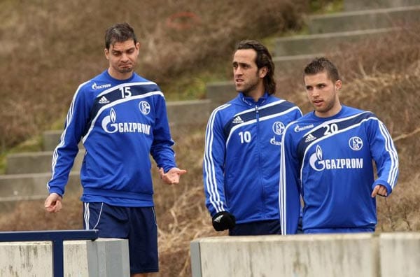 Dem nicht genug: S04-Coach und Manager Felix Magath zauberte mit den Bundesliga-Rückkehrern Angelos Charisteas (li.) und Ali Karimi (Mi.) zwei "hochkarätige" Transfers aus dem Ärmel, mit denen auf Schalke wohl niemand gerechnet hatte. Dem nicht genug: S04-Coach und Manager Felix Magath zauberte mit den Bundesliga-Rückkehrern Angelos Charisteas (li.) und Ali Karimi (Mi.) zwei "hochkarätige" Transfers aus dem Ärmel, mit denen auf Schalke wohl niemand gerechnet hatte.