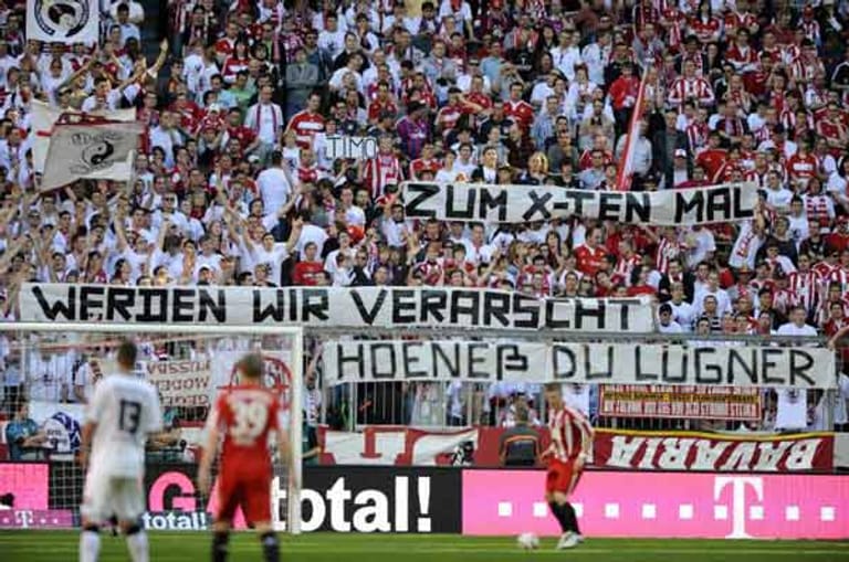 Selten zuvor sich die Fans in der Bundesliga derart in die Vereinspolitik ein wie in der Saison 2010/2011. Besonders beim FC Bayern München spaltete sich die Anhängerschaft. Zuerst wetterte die Südkurve gegen Klub-Ikone Uli Hoeneß…
