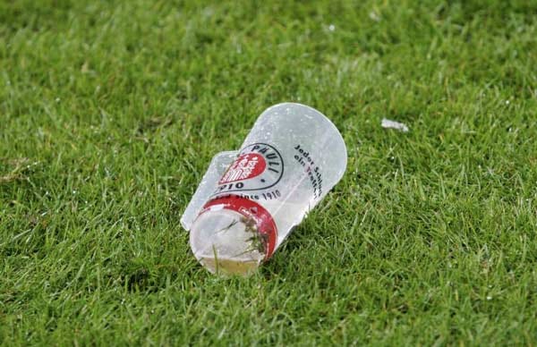 Die Tatwaffe: Beim Spiel zwischen dem FC St. Pauli und dem FC Schalke 04 am 28. Spieltag fliegt ein voller Bierbecher auf den Schiri-Assistenten. Die Partie wird abgebrochen und der Kiezklub dazu verurteilt, das erste Spiel der neuen Saison mindestens 50 Kilometer außerhalb Hamburgs auszutragen. Die Tatwaffe: Beim Spiel zwischen dem FC St. Pauli und dem FC Schalke 04 am 28. Spieltag fliegt ein voller Bierbecher auf den Schiri-Assistenten. Die Partie wird abgebrochen und der Kiezklub dazu verurteilt, das erste Spiel der neuen Saison mindestens 50 Kilometer außerhalb Hamburgs auszutragen.