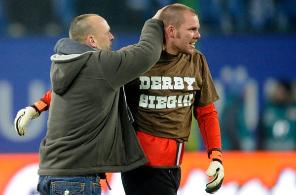 Von Null auf Held in einem Spiel: St. Paulis Coach Holger Stanislawski beordert im Derby beim HSV Nobody Benedikt Pliquett ins Tor und fährt mit ihm den ersten Sieg beim Stadtrivalen seit 1977 ein. Von Null auf Held in einem Spiel: St. Paulis Coach Holger Stanislawski beordert im Derby beim HSV Nobody Benedikt Pliquett ins Tor und fährt mit ihm den ersten Sieg beim Stadtrivalen seit 1977 ein.