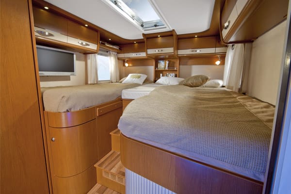 Übernachtet wird in einem Hubbett sowie in dem optional sogar höhenverstellbaren Heck-Doppelbett. Die Preisliste startet bei 80.990 Euro.