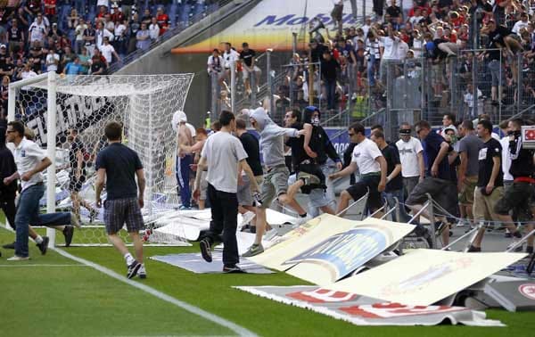 Eintracht Frankfurt ist am 33. Spieltag am Tiefpunkt angelangt: Nach der bitteren 0:2-Niederlage im Abstiegskrimi gegen den 1. FC Köln entlädt sich die Wut einiger Frankfurter Zuschauer auf dem Platz. Eintracht Frankfurt ist am 33. Spieltag am Tiefpunkt angelangt: Nach der bitteren 0:2-Niederlage im Abstiegskrimi gegen den 1. FC Köln entlädt sich die Wut einiger Frankfurter Zuschauer auf dem Platz.