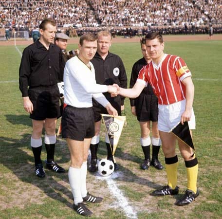 1965: Alemannia Aachen spielte damals in der Regionalliga West (zweithöchste Spielklasse) – und räumte auf den Weg ins Endspiel Hannover 96 und Schalke 04 aus dem Weg. Im Endspiel waren Dortmunds „Aki“ Schmidt (li., hier vor dem Spiel mit Aachens Christian Breuer,