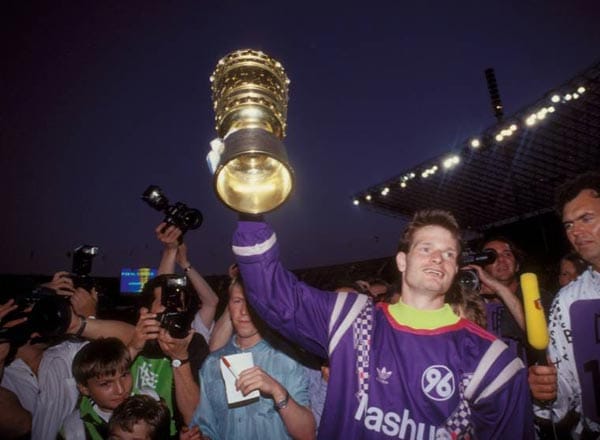 1992: Im Halbfinale gegen Werder Bremen hielt Jörg Sievers einen Elfmeter und verwandelte einen. Im Endspiel gegen Gladbach blieb er zweimal Sieger. Umgangssprachlich für solche Leistungen: Pokalheld. 22 Jahre nach Offenbach triumphierte erneut ein Nicht-Bundesligist.