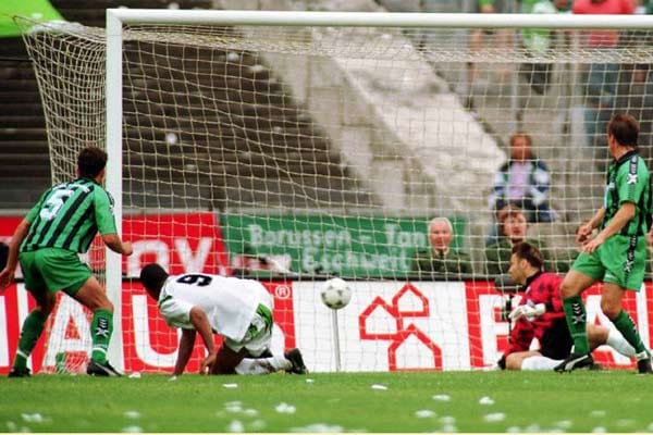 1995: Die Ausnahme wurde zur Regel. Schon wieder schaffte es ein Verein aus dem Unterhaus nach Berlin. Der VfL Wolfsburg war jedoch beim 0:3 gegen Mönchengladbach chancenlos. Hier trifft Martin Dahlin (Nr. 9) zur Führung.