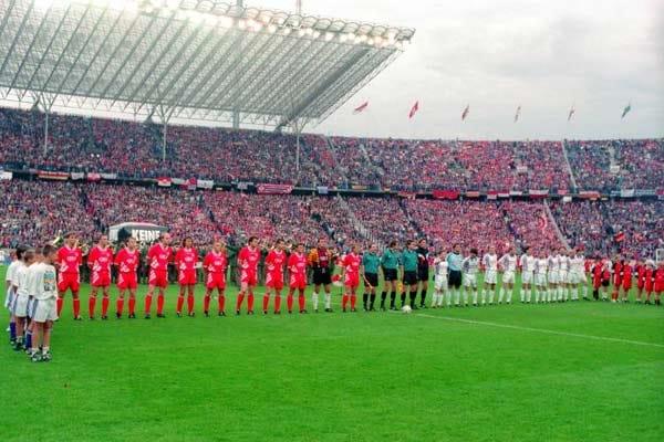 1996: War der 1. FC Kaiserslautern (rote Trikots) noch Erst- oder schon Zweitligist? Eine Woche vor dem Endspiel war Lautern erstmals aus der 1. Liga abgestiegen. Die Tränen der Pfälzer waren noch nicht ganz getrocknet, da durfte zumindest für einen Tag gejubelt werden: Im Finale gewann der FCK 1:0 gegen den Karlsruher SC.