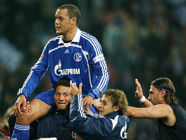 Etwas mehr Glück hatte Verteidiger Dario Rodriguez, der ebenfalls von 2002 bis zu seinem Abschied im Winter 2008 für die Königsblauen am Ball war. 102 Bundesliga-Partie bestritt der langjährige Kapitän der uruguayischen Nationalmannschaft für Schalke und entwickelte sich dabei zu einem Publikumsliebling.
