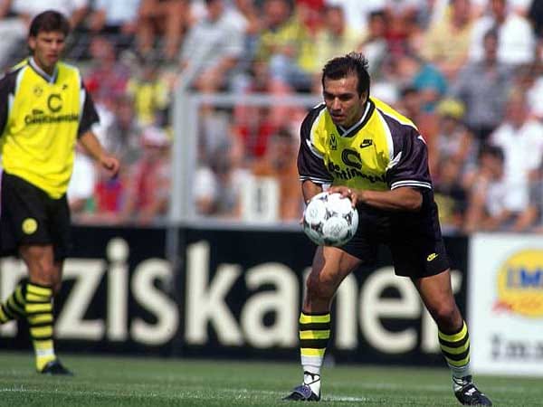 Zur Saison 1995/96 sicherte sich Borussia Dortmund die Dienste von Inter Mailands alterndem Stürmerstar Ruben Sosa. Mit immerhin drei Toren in 17 Spielen hatte der 41-malige Nationalspieler Anteil daran, dass der BVB in der Bundesliga seinen Meistertitel erfolgreich verteidigte.
