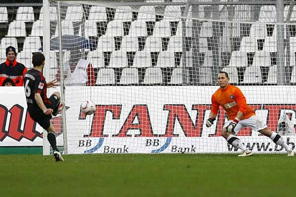 Ingolstadt startet seine furiose Aufholjagd am 24. Spieltag in Karlsruhe. Mit einem 4:1-Sieg im Kellerduell verkürzt der FCI den Abstand auf den Gegner auf drei Punkte. Spieler des Spiels ist Stefan Leitl (li.), der mit zwei Toren und einem Assist glänzt.
