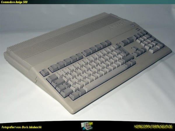 1987 hatte Commodore ein Einsehen und erweiterte die Amiga-Familie um ein kostengünstiges Modell für den Heimgebrauch. Commodore quetschte praktisch die gleiche Technik in ein kleineres Gehäuse, verdoppelte sogar den Speicher, strich dafür Erweiterungsoptionen und machte den A500 so erschwinglich. Der A500 wurde zum Kassenschlager und dominierte bis Anfang der 90er-Jahre den Heimcomputer-Markt.
