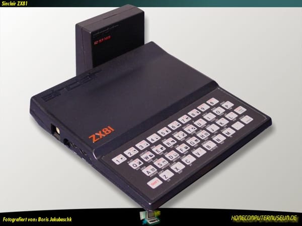 Ebenfalls 1981 brachte die britische Firma Sinclair den ultrakompakten ZX81 auf den Markt. Der Heimcomputer wurde auch als Bausatz verkauft und war mit umgrechnet 150 Euro für damalige Verhältnisse sehr günstig. Dafür reichte es lediglich für eine gewöhnungsbedürftige Folientastatur, 1 Kilobyte Arbeitsspeicher und Schwarz-Weiß-Darstellung. Dennoch fand der ZX81 vor allem unter Tüftlern viele Fans.