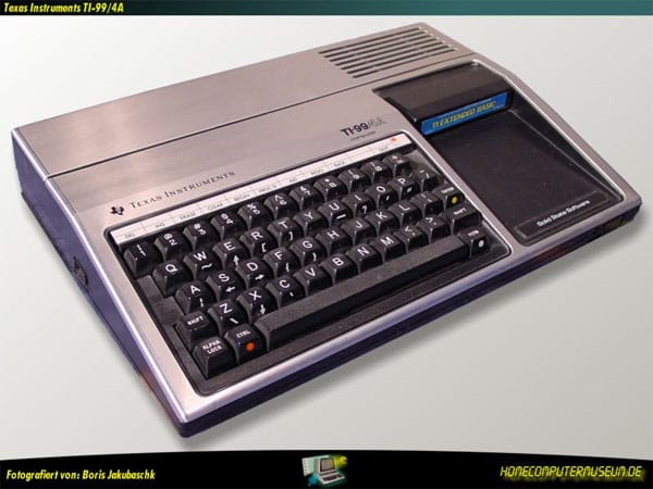 Der TI-99/4 von Texas Instruments war mit seinem fortschrittlichen 16-Bit-Prozessor einer der leistungsfähigsten Homecomputer seiner Zeit. Auch das metallisch glänzende Gehäuse hob den TI-99/4 von der zumeist eierschalenfarbenen Konkurrenz deutlich ab. 1979 erschien das erste Modell des Computers, das 1981 noch einmal modernisiert wurde und unter dem Namen TI99/4A auf den Markt kam. Der Computer ließ sich über Steckmodule aufrüsten