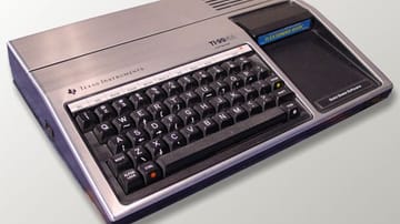 Der TI-99/4 von Texas Instruments war mit seinem fortschrittlichen 16-Bit-Prozessor einer der leistungsfähigsten Homecomputer seiner Zeit. Auch das metallisch glänzende Gehäuse hob den TI-99/4 von der zumeist eierschalenfarbenen Konkurrenz deutlich ab. 1979 erschien das erste Modell des Computers, das 1981 noch einmal modernisiert wurde und unter dem Namen TI99/4A auf den Markt kam. Der Computer ließ sich über Steckmodule aufrüsten