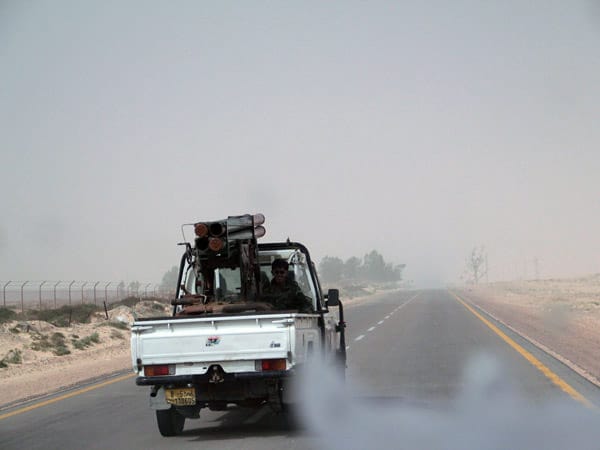 Der Wüstenwind "Gibli" hat einen Nebel aus Sand aufgewirbelt. Hauptmann Abdessalam und seine kleine Besatzung rasen mit zwei Pickups durch die Staubwolken.