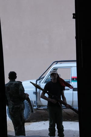 Tief in der Wüste zwischen Ajdabiya und Brega sind die Rebellen auf ein gewaltiges Munitionslager gestoßen. Tief in der Wüste zwischen Ajdabiya und Brega sind die Rebellen auf ein gewaltiges Munitionslager gestoßen.
