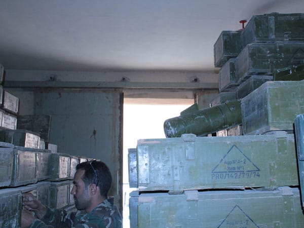 Darin lagern Panzergranaten, Panzerfäuste und "Munition, von der wir nicht einmal wissen, wozu sie gut ist", sagt Abdessalam. Darin lagern Panzergranaten, Panzerfäuste und "Munition, von der wir nicht einmal wissen, wozu sie gut ist", sagt Abdessalam.