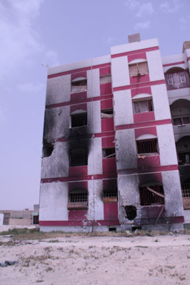Stationiert ist Abdessalam in Ajdabiya. Der wochenlang umkämpfte westliche Rand der Stadt ist von den Gefechten gezeichnet. Zurzeit ist die 100.000-Einwohner-Gemeinde weitgehend eine Geisterstadt.