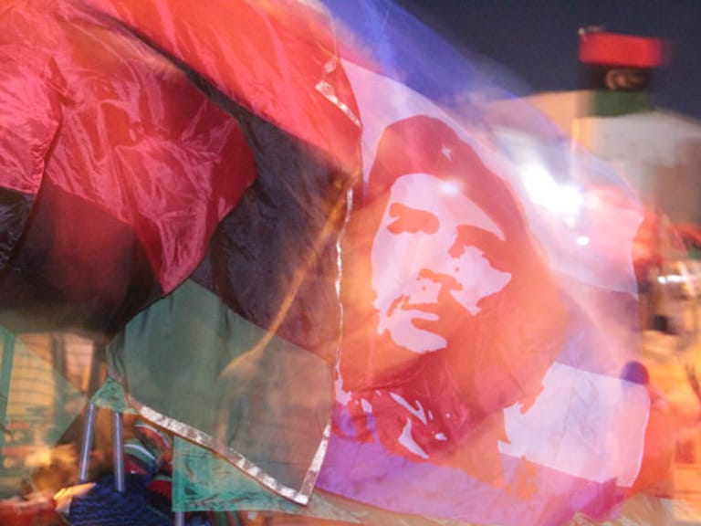 ...Che Guevara. Der argentinische Freiheitsheld ist im Rebellengebiet überall präsent - auf Fahnen, Graffiti und T-Shirts. Che und nicht Bin Laden ist das Vorbild vieler Rebellen. Die Che-Fahne auf dem Bild wird auf dem Freiheitsplatz von Bengasi angeboten.