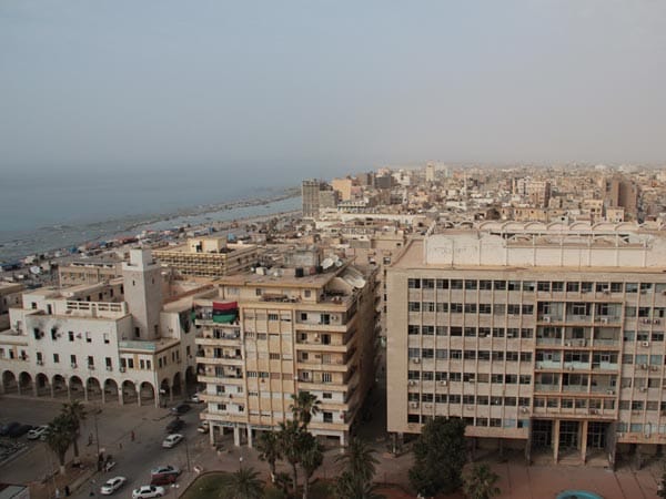 Die Rebellenhauptstadt ist mit knapp 700.000 Einwohnern die zweitgrößte Stadt Libyens nach der Hauptstadt Tripolis.