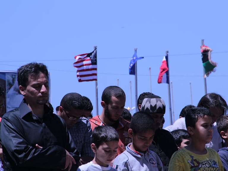 Freitagsgebet unter amerikanischer Flagge - ein seltenes Bild in der islamischen Welt.