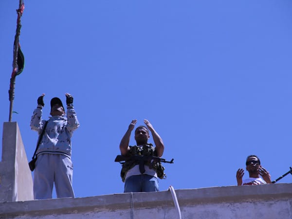Auch die Scharfschützen auf den Dächern beten mit. Sie sind notwendig, denn Gaddafis geheime Helfer sind immer noch überall in der Stadt versteckt.