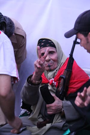 Eine alte Frau mit Kalaschnikow aus dem belagerten Misrata wirbt auf dem Freiheitsplatz von Bengasi um Solidarität mit ihrer Stadt.