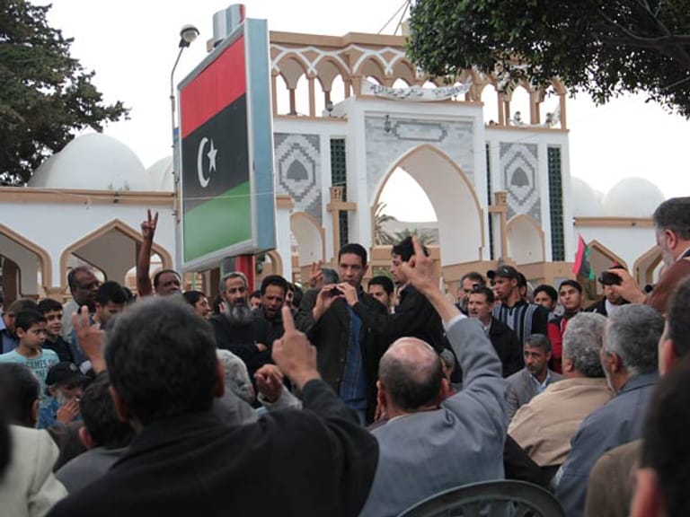 Jetzt, nachdem Gaddafis Leute vertrieben sind, macht sich die Demokratie breit. "Ja zur Vielfalt" steht an einer Mauer in der Stadt.