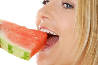 Rote Früchte wie Wassermelone erhalten wertvolle Lykopine, die gut fürs Herz sind.