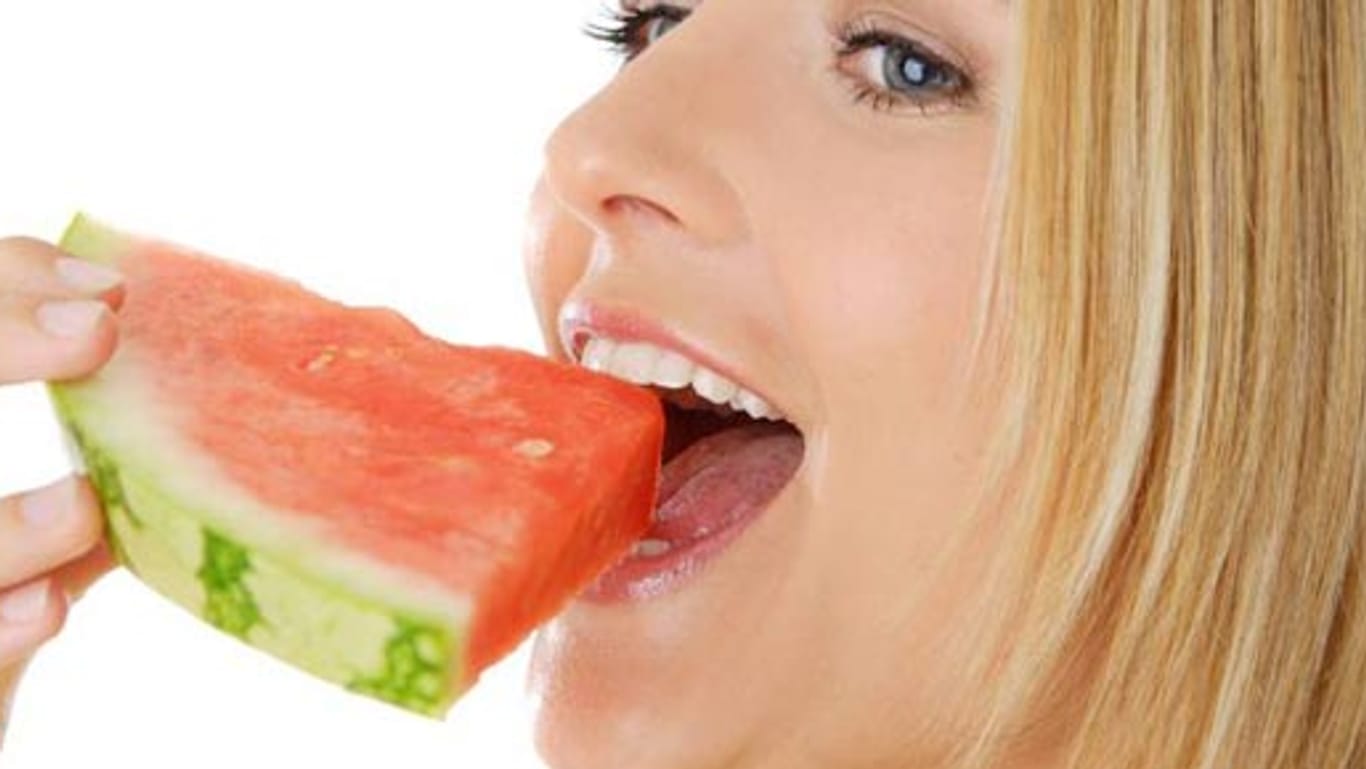 Rote Früchte wie Wassermelone erhalten wertvolle Lykopine, die gut fürs Herz sind.