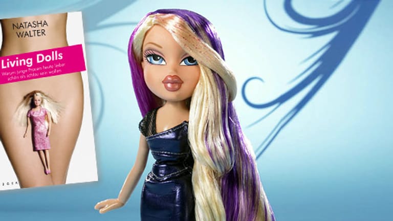 Bratz-Puppe mit lila-blondem Haar mit Buchcover von Natasha Walter.