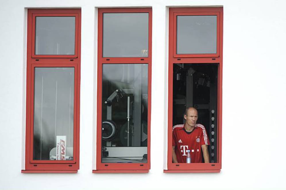 Die Saison hat noch nicht begonnen, da sitzt der Frust beim FC Bayern schon tief. Vor allem bei Arjen Robben. Der Niederländer kommt mit einer schweren Verletzung von der WM zurück nach München und fällt die gesamte Hinrunde aus. Es folgt gewaltiger Zoff zwischen dem Klub und dem niederländischen Verband wegen angeblicher Behandlungsfehler.