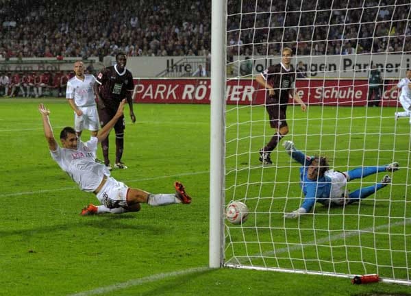 Doch bereits beim ersten Auswärtsspiel kündigt sich beim FC Bayern die ungewohnte Schwäche auf fremden Plätzen an. Miroslav Klose vergibt beim Aufsteiger Kaiserslautern eine von vielen großen Chancen. Der FCB verliert 0:2. 6 Siege, 5 Niederlagen und 6 Remis lautet die magere Auswärtsbilanz der Bayern. Sogar Mainz holte in der Fremde acht Zähler mehr.