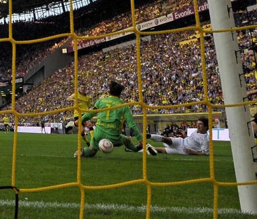 Mit Wut im Bauch reisen Mario Gomez und Co. am siebten Spieltag nach Dortmund. Doch nach einer starken ersten Hälfte, in der der Ball einfach nicht an Roman Weidenfeller vorbei ins Tor gehen will, dreht der BVB auf und gewinnt letztlich mit 2:0. Der Rekordmeister ist am Boden.