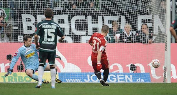 In der Folgezeit bekommt der FC Bayern die Kurve. Bei einem 45-minütigen Gala-Auftritt bei Borussia Mönchengladbach vergibt Bastian Schweinsteiger kurz vor der Pause einen Elfmeter zum vorentscheidenden 3:1. Das rächt sich. Gladbach dreht im zweiten Abschnitt auf. Am Ende rettet Lahm mit seinem 3:3 gerade noch einen Punkt. Konzentrationsmängel nach der Pause sollen den Bayern auch in weiteren Spielen einige Punkte kosten.