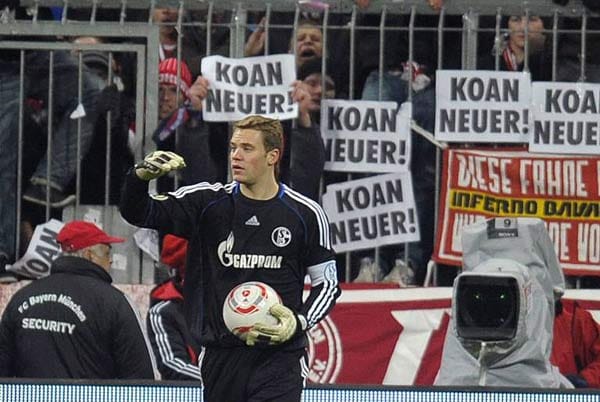Gegen die Königsblauen beginnt auch die Phase der Fanproteste. Eine kleine Fangruppe des FC Bayern protestiert gegen die Verpflichtung des Schalkers Manuel Neuer. Der Bayern-Vorstand entschuldigt sich hinterher beim Nationalkeeper für das Verhalten dieser Fan-Fraktion.