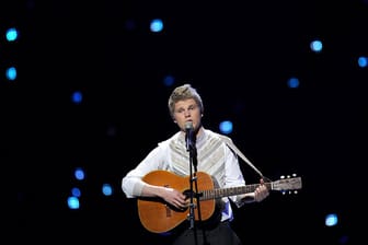 Bei der Generalprobe zum Eurovision Song Contest präsentiert der Kandidat aus Finnland, Paradise Oscar, mit Gitarre seinen Song "Da Da Dam".
