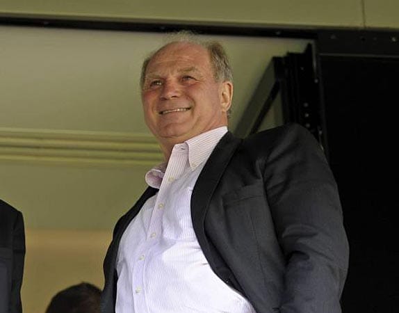 "Da muss irgendwie ein Pulver im Kaffe der Bundesliga gewesen sein, allgemein. Und er hat vielleicht auch etwas da drin gehabt." Bayern Münchens Präsident Uli Hoeneß über Heribert Bruchhagen, der Christoph Daum als Trainer von Eintracht Frankfurt verpflichtet hat. "Da muss irgendwie ein Pulver im Kaffe der Bundesliga gewesen sein, allgemein. Und er hat vielleicht auch etwas da drin gehabt." Bayern Münchens Präsident Uli Hoeneß über Heribert Bruchhagen, der Christoph Daum als Trainer von Eintracht Frankfurt verpflichtet hat.