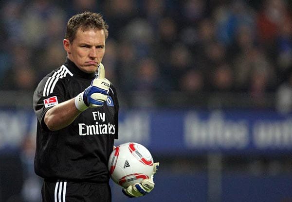 "Es hat ja schon vor dem Spiel eine Harmoniestrategie gegeben. Es hat nur noch gefehlt, dass wir in rosa Röckchen aufgelaufen wären." HSV-Torwart Frank Rost über die mangelnde Aggressivität seiner Mitspieler im Derby beim FC St. Pauli. "Es hat ja schon vor dem Spiel eine Harmoniestrategie gegeben. Es hat nur noch gefehlt, dass wir in rosa Röckchen aufgelaufen wären." HSV-Torwart Frank Rost über die mangelnde Aggressivität seiner Mitspieler im Derby beim FC St. Pauli.