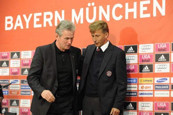 Der Nachfolger und sein Nachfolger. Andreis Jonker (re.) übernahm das Traineramt von van Gaal und führte die Bayern noch in die Champions League. Zur kommenden Saison heißt der neue Bayern-Trainer Jupp Heynckes. Das stand bereits wenige Tage nach der Entlassung von van Gaal fest.