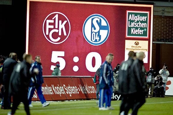 27. November 2010: Der wohl schwärzeste Tag der Saison: Die Schalker kassieren in Kaiserslautern die höchste Bundesliga-Niederlage seit 18 Jahren. Dabei schien die königsblaue Krise gerade vorüber. Wenige Tage zuvor hatten die Knappen in der Königsklasse Lyon mit 3:0 geschlagen. Die Lehren aus der 0:5-Pleite gegen Lautern sind schnell gezogen. In der Liga folgt ein Heimsieg gegen Bayern, ein Erfolg in Mainz und ein Dreier gegen Köln. Schalke überwintert auf Platz zehn.
