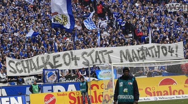 März 2011: Die Schalker Fans gehen nach einigen dürftigen Leistungen in der Liga auf die Barrikaden. Nachdem Magath in seiner Amtszeit 30 neue Spieler geholt und 26 Spieler weggegeben hat, platzt den Anhängern allmählich der Kragen. Die Fans werfen Magath vor, "ohne ersichtliches Konzept unzählige Spieler verpflichtet zu haben“. In einem offenen Brief fordert der "FC Schalke 04 Supporters Club" den Aufsichtsrat wegen der umstrittenen Transferpolitik auf, den "Irrsinn der letzten Tage" zu stoppen.