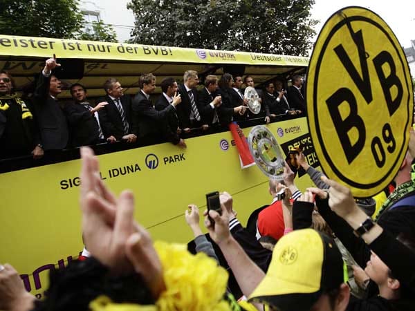 Ausnahmezustand in Dortmund. Borussia Dortmund feiert sich, seine Fans, die Stadt und vor allem die siebte Meisterschaft. In einem offenen LKW-Anhänger geht es durch die Straßen der Stadt im Ruhrgebiet. Ausnahmezustand in Dortmund. Borussia Dortmund feiert sich, seine Fans, die Stadt und vor allem die siebte Meisterschaft. In einem offenen LKW-Anhänger geht es durch die Straßen der Stadt im Ruhrgebiet.