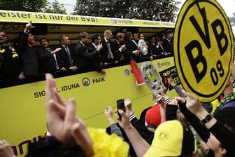 Ausnahmezustand in Dortmund. Borussia Dortmund feiert sich, seine Fans, die Stadt und vor allem die siebte Meisterschaft. In einem offenen LKW-Anhänger geht es durch die Straßen der Stadt im Ruhrgebiet.