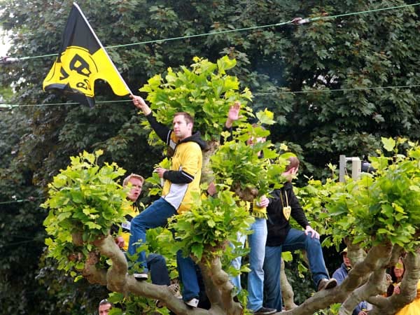 Selbst auf den Bäumen ist kein Platz mehr frei. Mehr als 300.000 Menschen säumen die Straßen in Dortmund.
